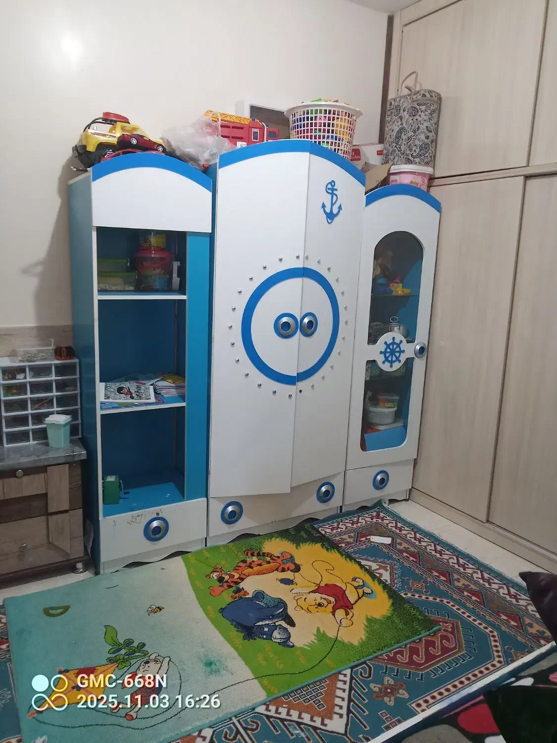 کمد ویترین وتخت کودک تمیز سالم|تخت و سرویس خواب|چادگان, |دیوار
