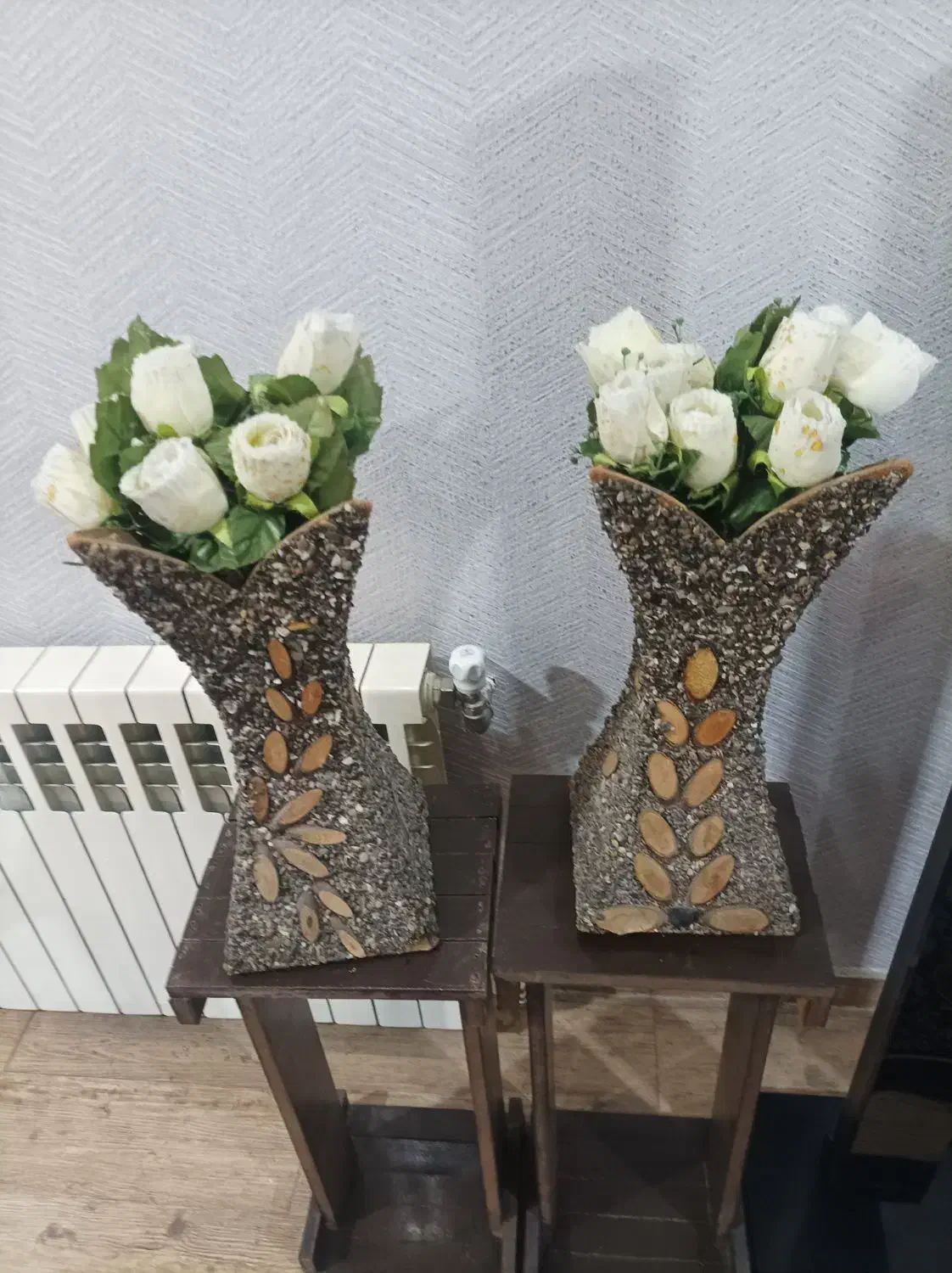 گلدان چوبی با گل های رز سفید|گل مصنوعی|شیراز, کاراندیش|دیوار