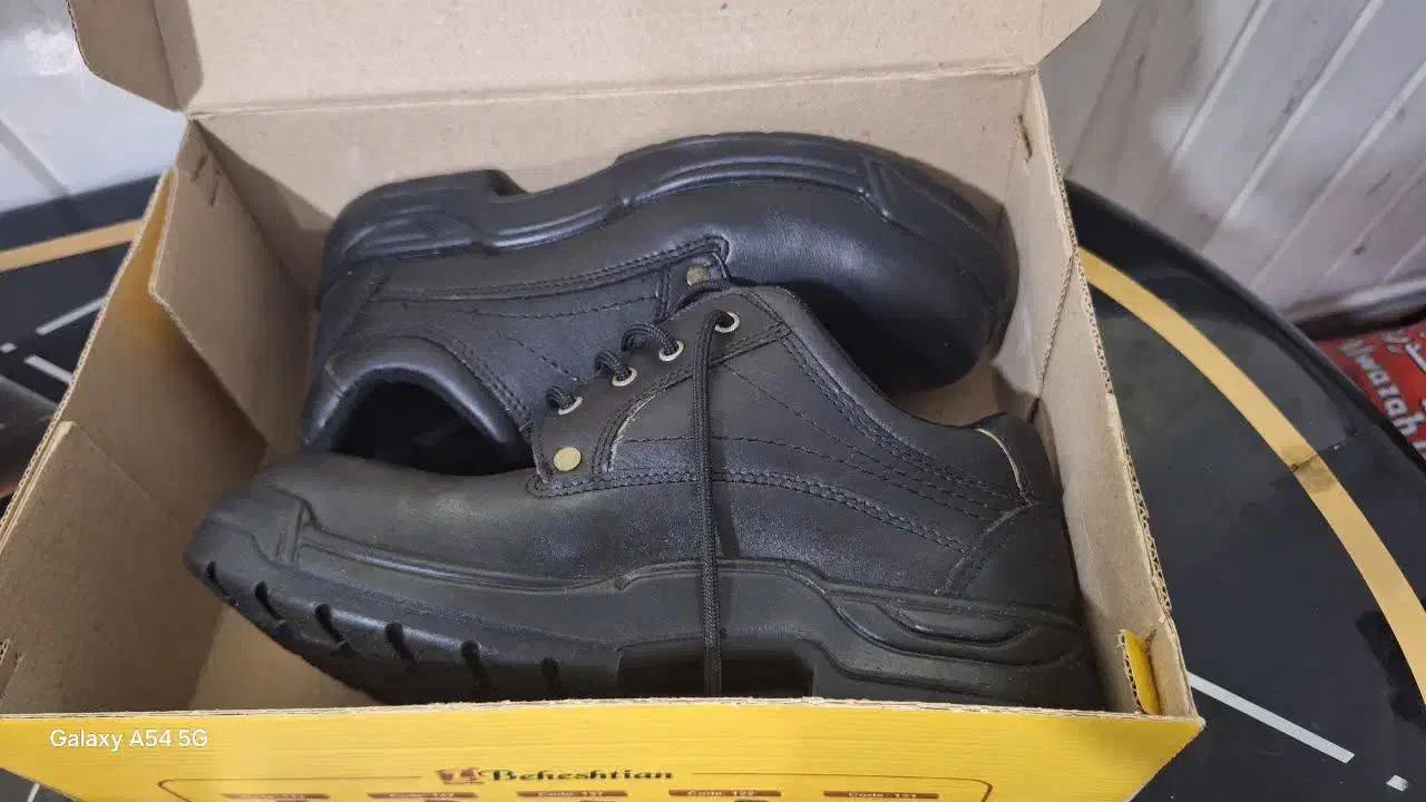 کفش ایمنی|کیف، کفش، کمربند|قم, مصلاء|دیوار