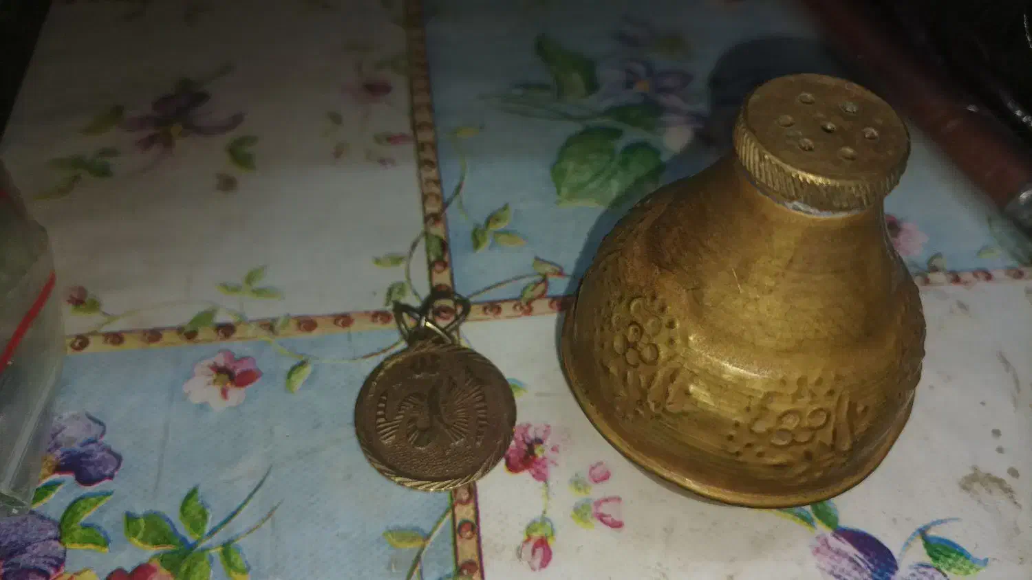 سینی برنجی و نمکدان|صنایع دستی و سایر لوازم تزئینی|تربت‌حیدریه, مسجد جامع|دیوار