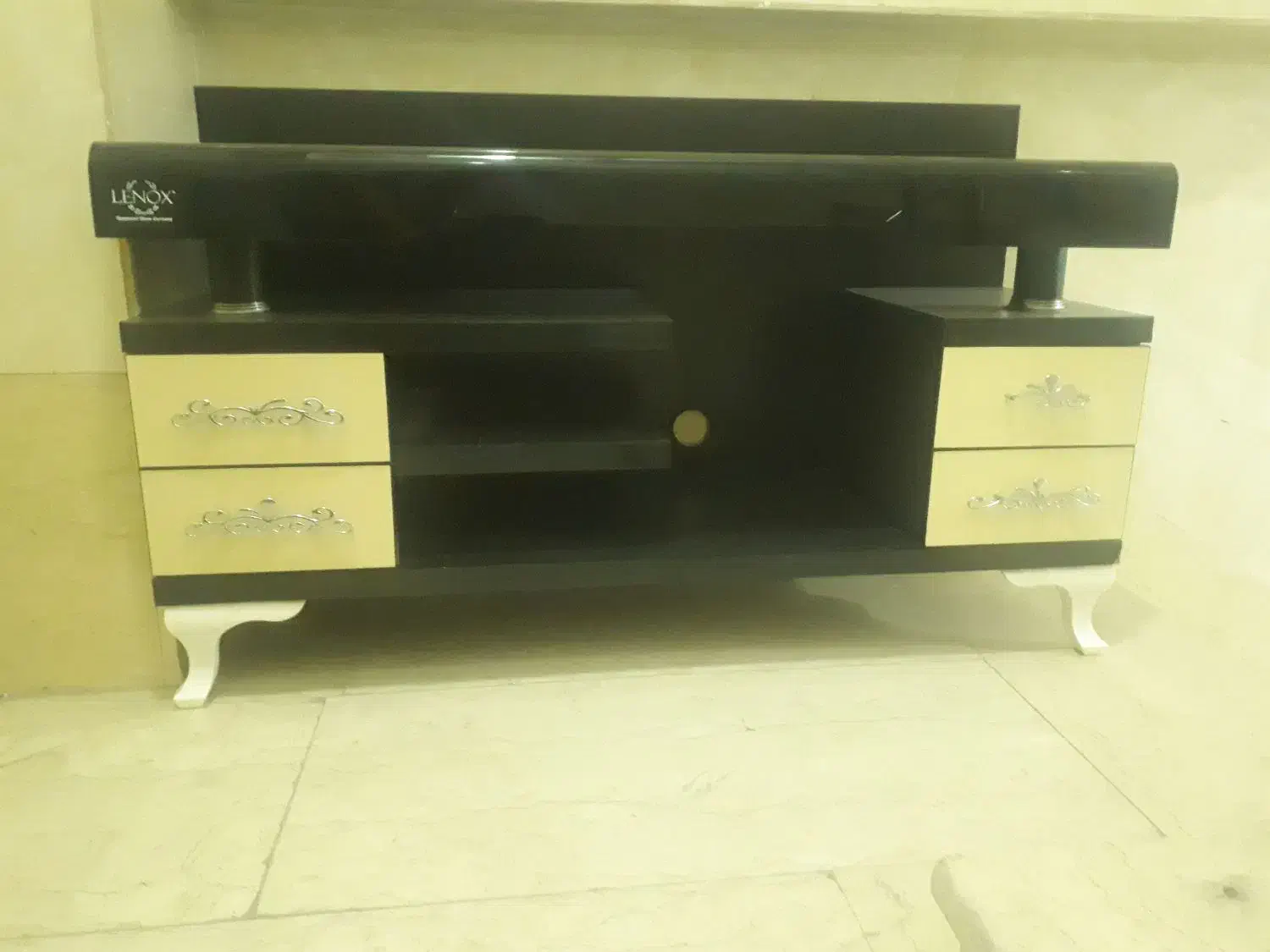 میزتلوزیون محکم وتمیز|میز تلویزیون|تهران, خزانه|دیوار