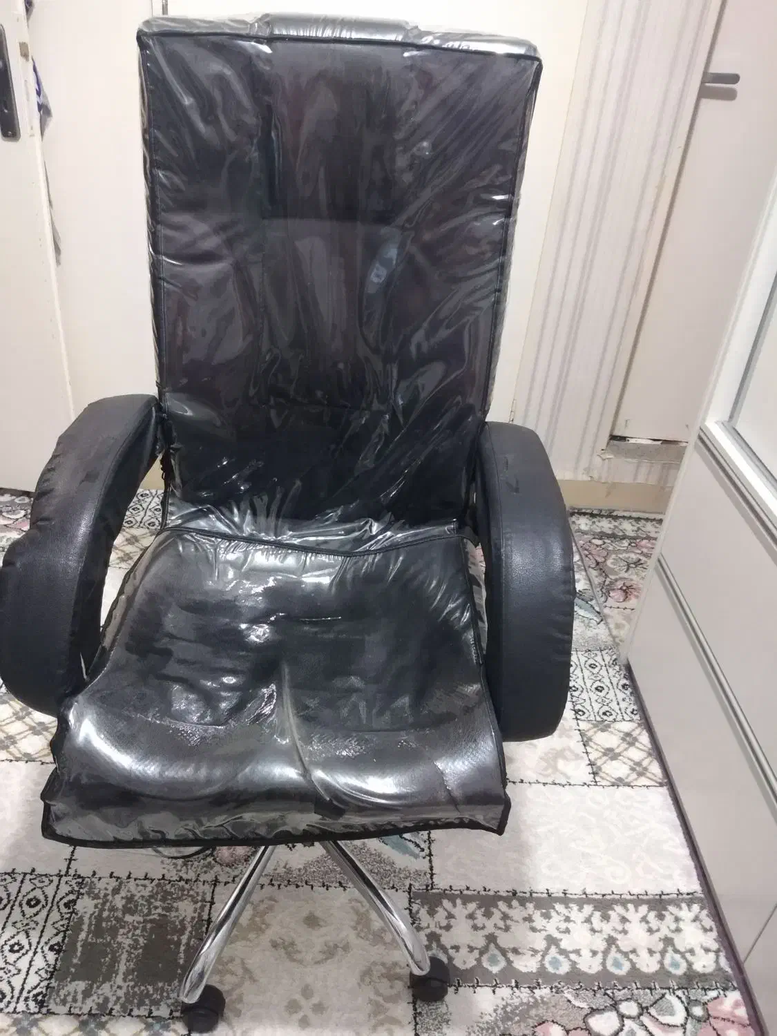 صندلی چرخدار کار کرده وتمیز با بدنه کاور شده|صندلی و نیمکت|اسلام‌شهر, شهرک قائمیه|دیوار