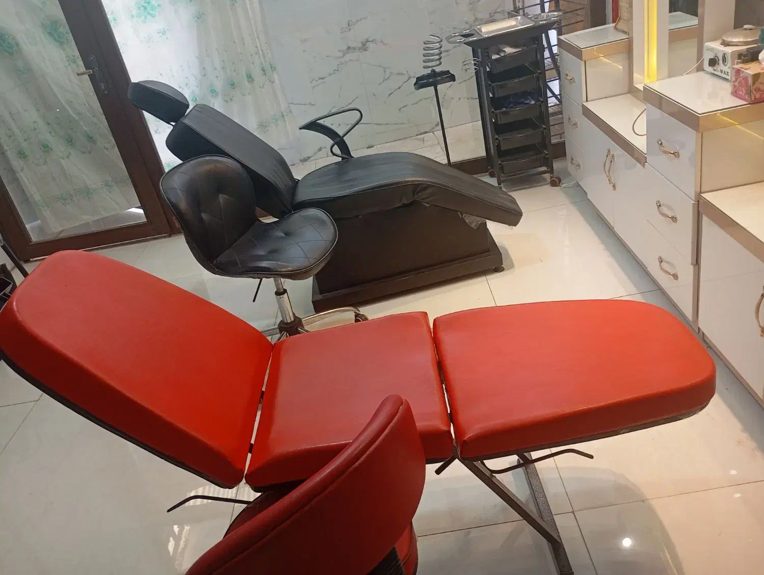 تجهیزات سالن زیبایی|آرایشگاه و سالنهای زیبایی|قزوین, |دیوار