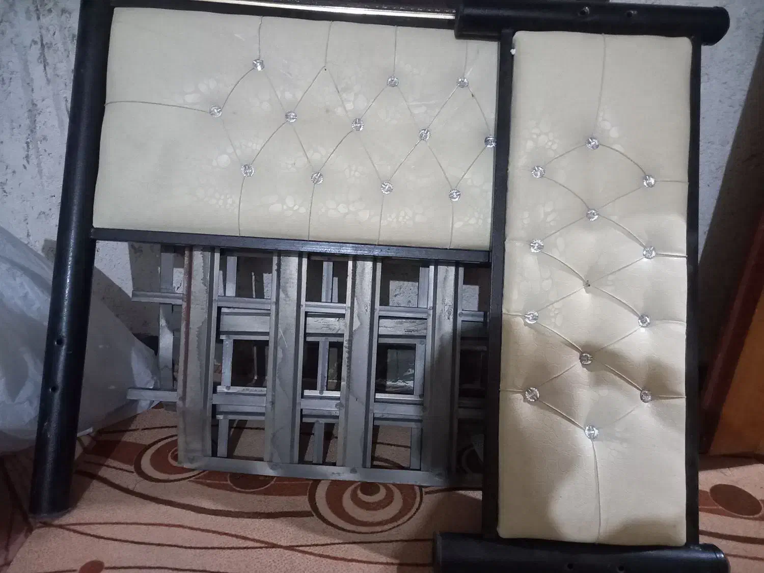 تختخواب فلزی در حد نو.|تخت و سرویس خواب|خورموج, |دیوار