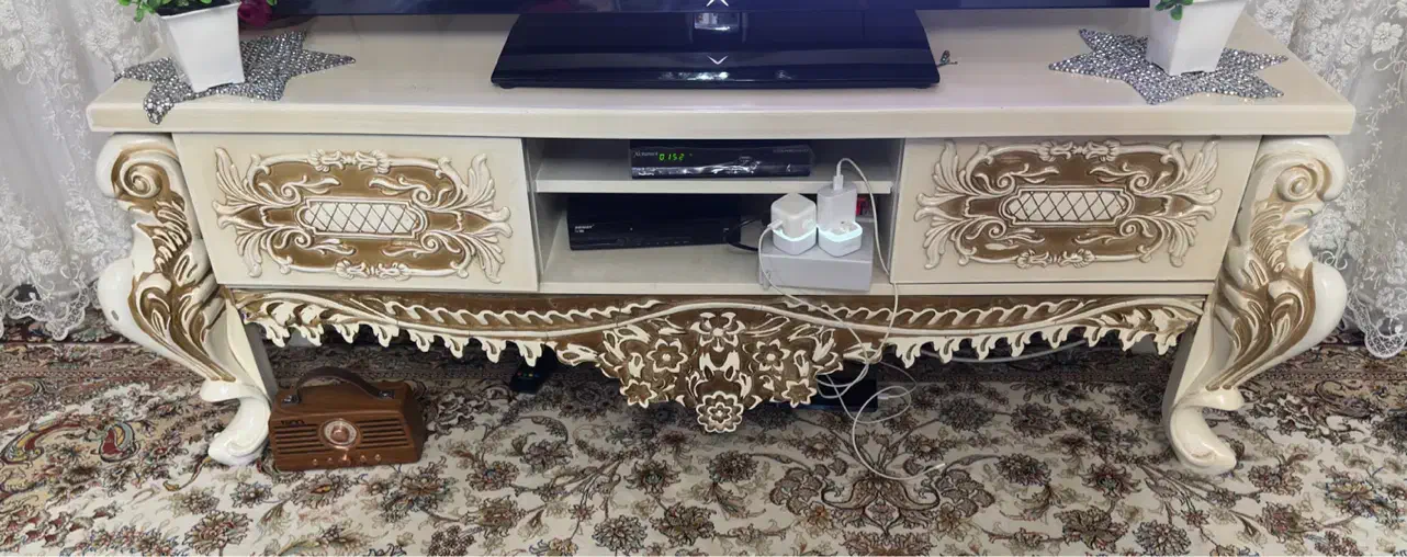 میز تلویزیون همراه با ویترین|میز تلویزیون|صومعهسرا, |دیوار