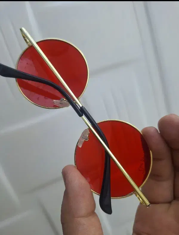عینک قرمز|زیورآلات و اکسسوری|اندیشه, اندیشه فاز ۱|دیوار