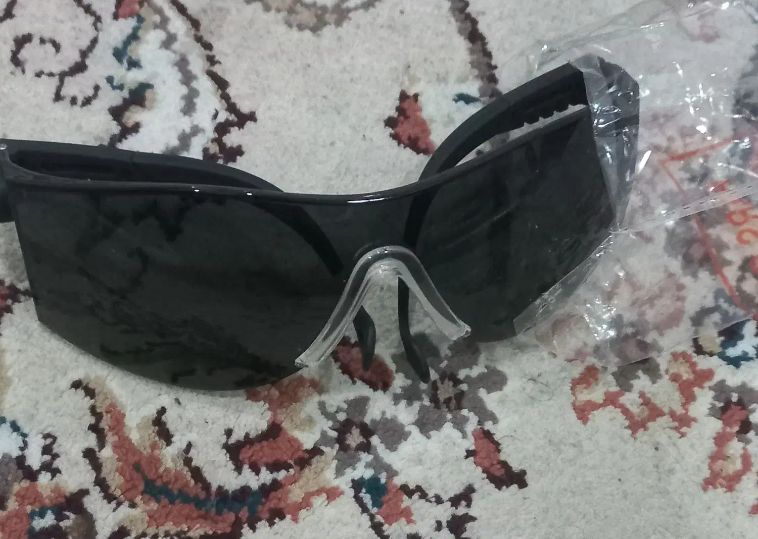 دو دست لباس کار یک تکه  یک عددعینک ایمنی|لباس|اهواز, سپیدار|دیوار