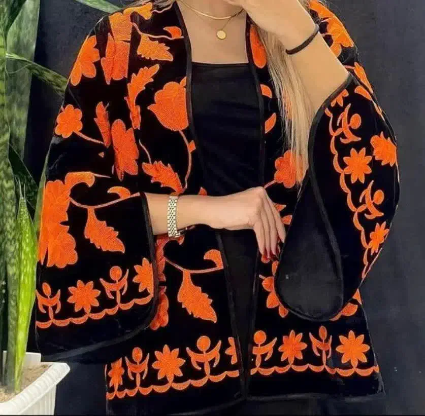 کت مخمل سوزندوزی|لباس|قم, قلعه یزدیها|دیوار