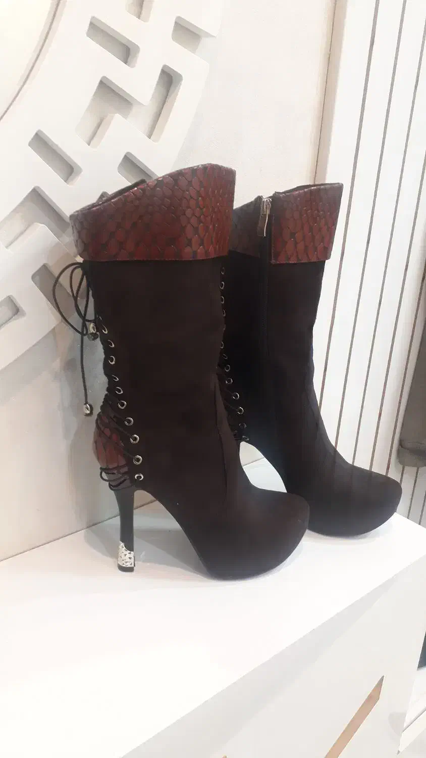 چکمه نونو|کیف، کفش، کمربند|اصفهان, بوستان ناژوان|دیوار