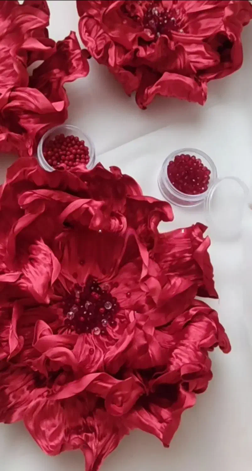 پروانه و گل های پارچه ای برای تزئین لباس ویژه یلدا|لباس|رشت, معلم|دیوار