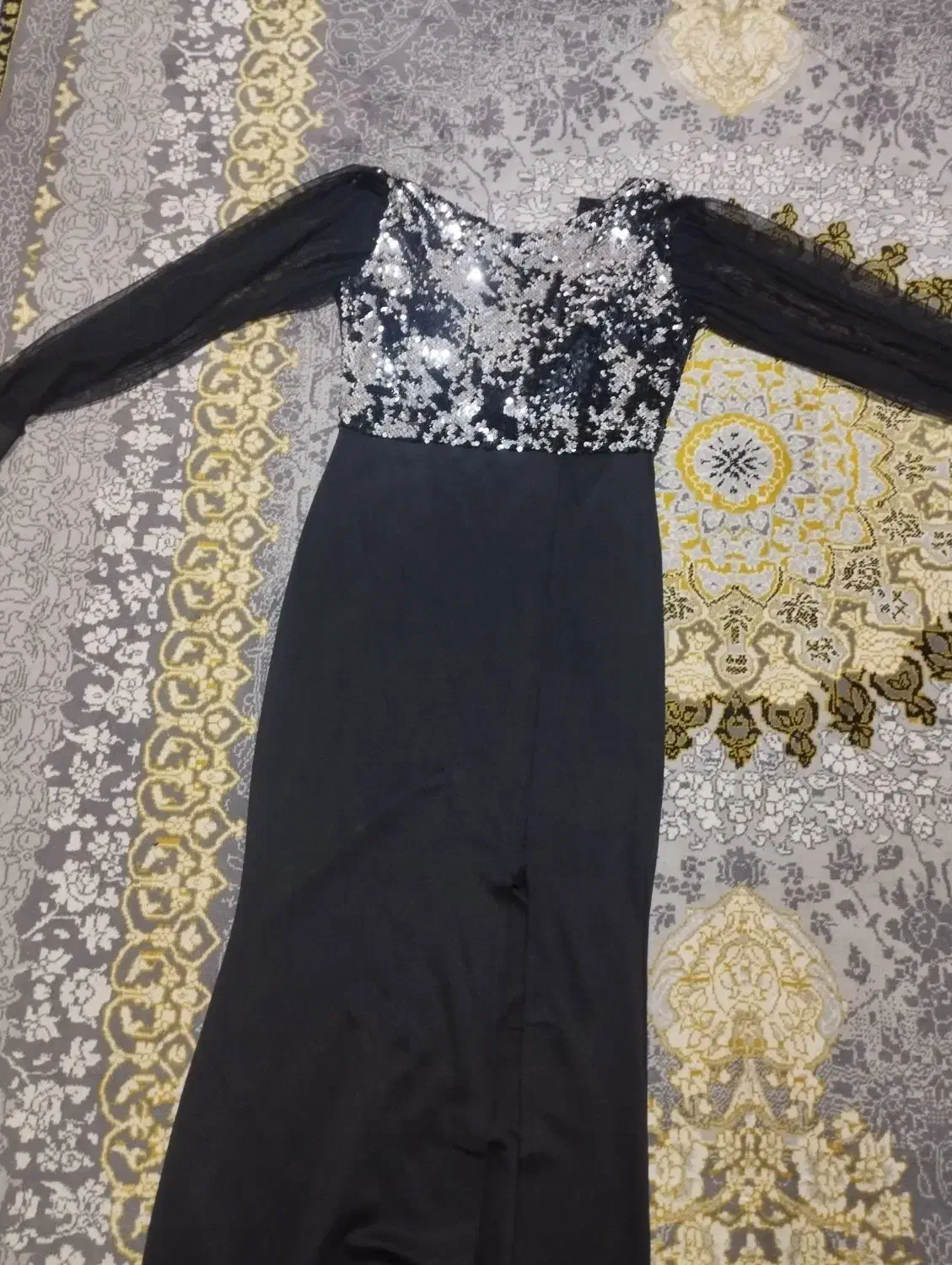 دو عدد لباس مجلسی|لباس|سنگر, |دیوار