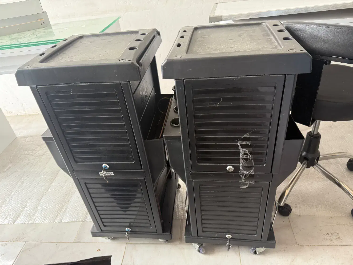 ترولی تخت صندلی میزناخن استند قفسه رگال|آرایشگاه و سالنهای زیبایی|لاهیجان, شیشه گران|دیوار