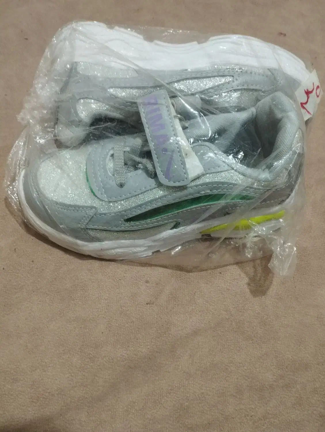 کفش|کیف، کفش، کمربند|زهک, |دیوار