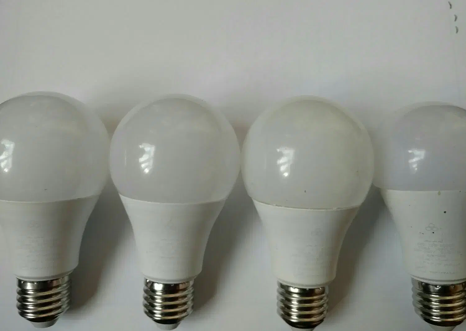 4 عدد لامپ 12 وات حبابی مهتابی|لامپ و چراغ|رشت, منظریه|دیوار