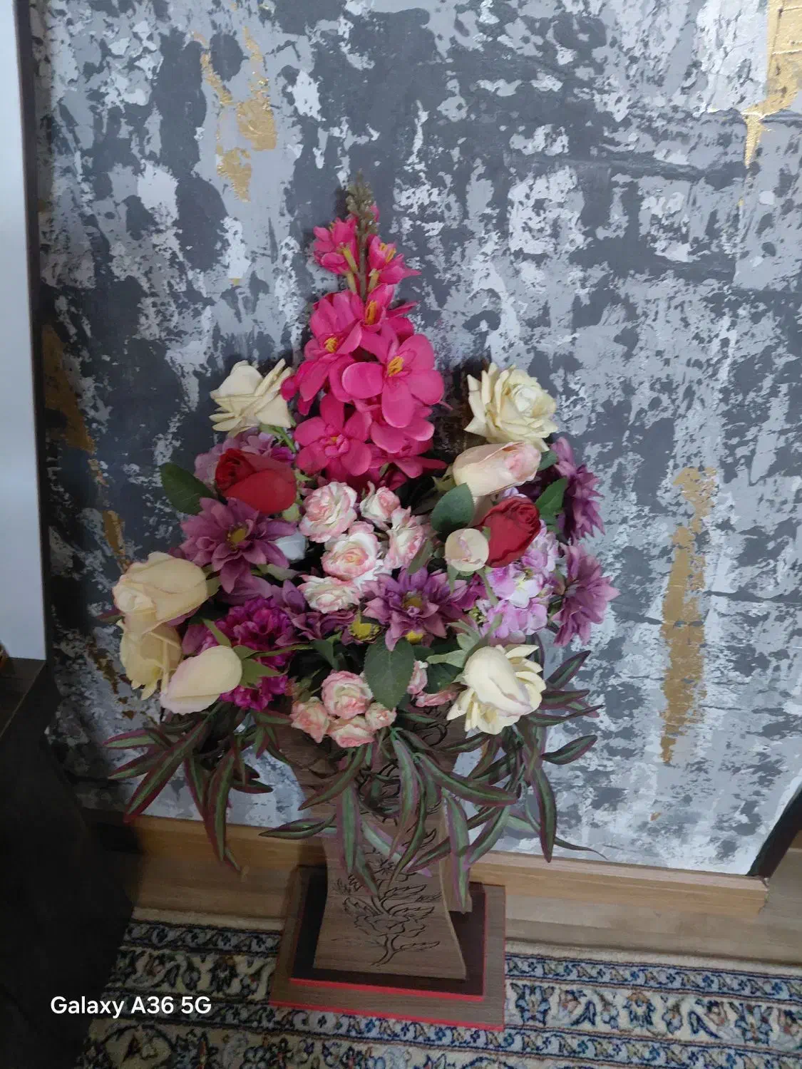 گلدان چوبی با گلهای مصنویی|گل مصنوعی|بومهن, |دیوار