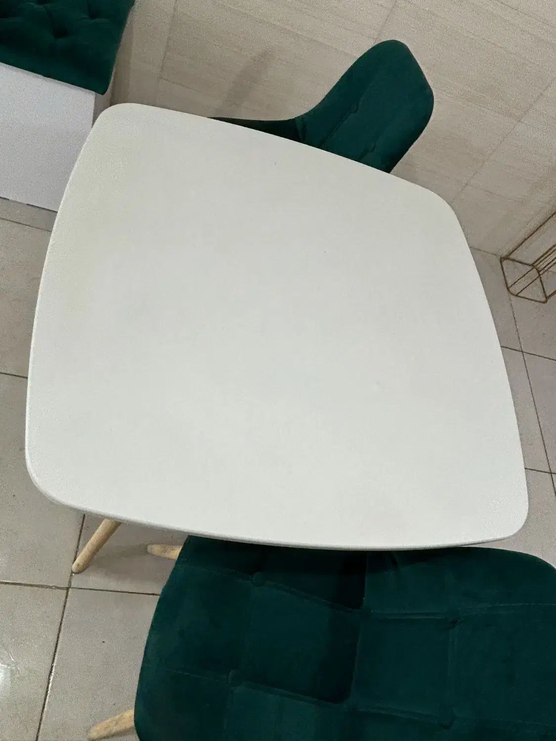 میز و صندلی و یک عدد پاف|میز و صندلی غذاخوری|قائن, |دیوار