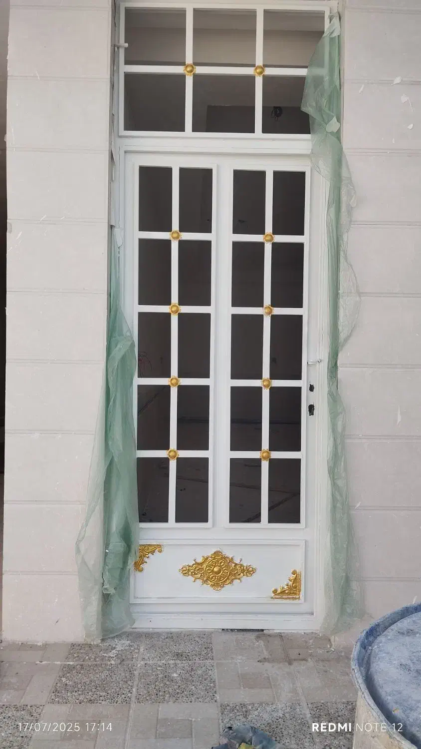 رنگ آمیزی انواع درب و پنجره و ساختمان قیمت مناسب|خدمات پیشه و مهارت|دزفول, |دیوار