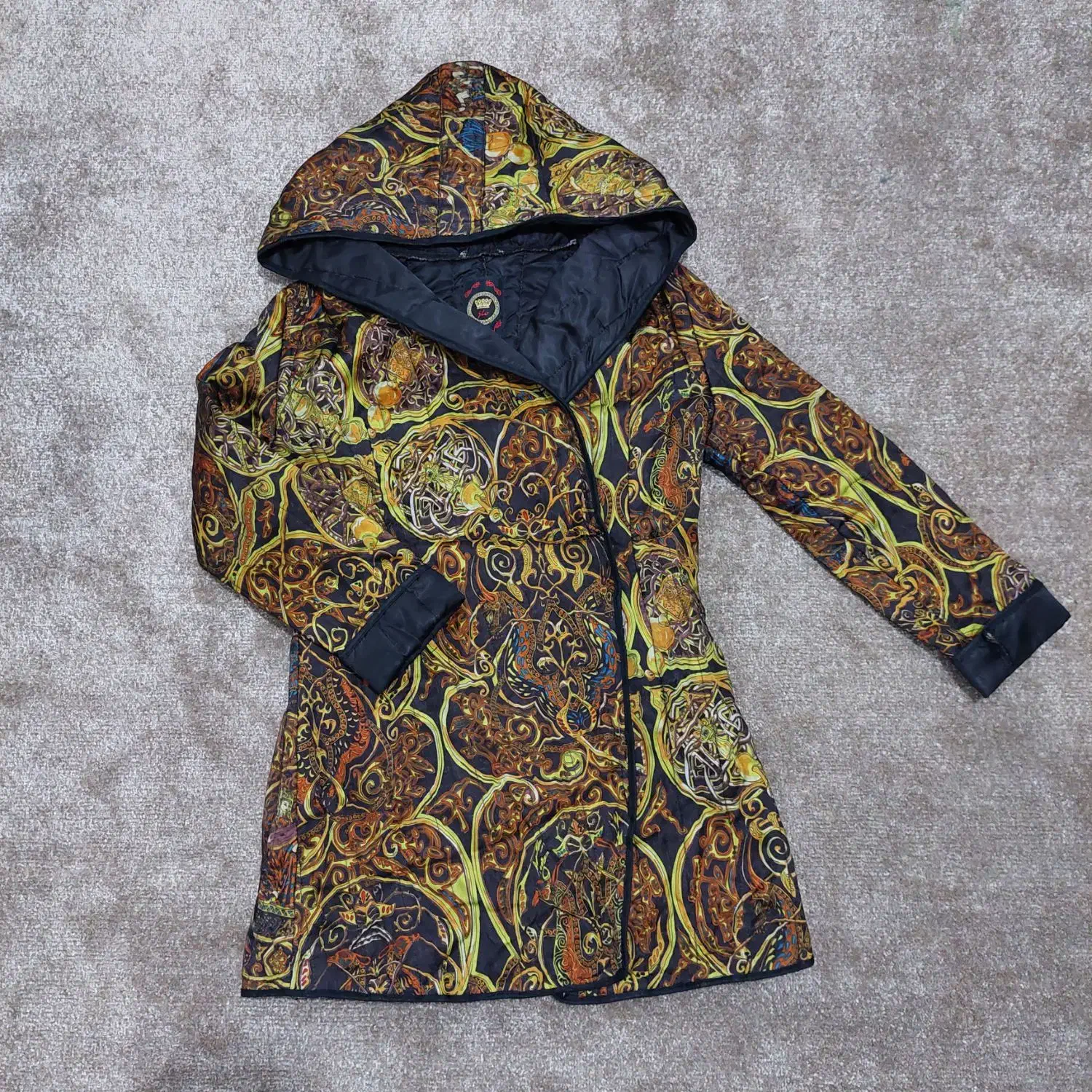 کاپشن و بافت|لباس|اصفهان, عطار نیشابوری|دیوار