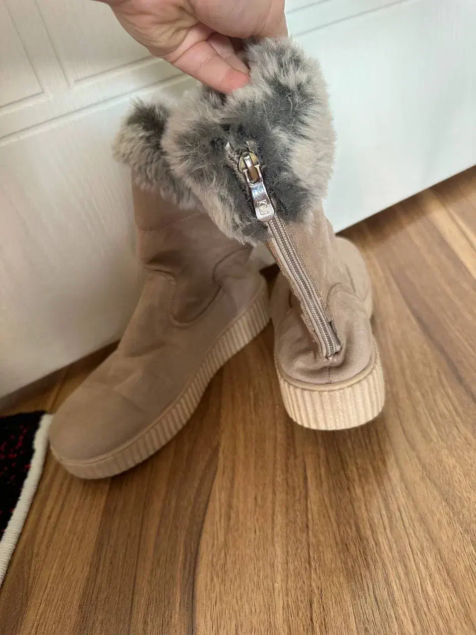 بوت خز دار|کیف، کفش، کمربند|میانه, |دیوار