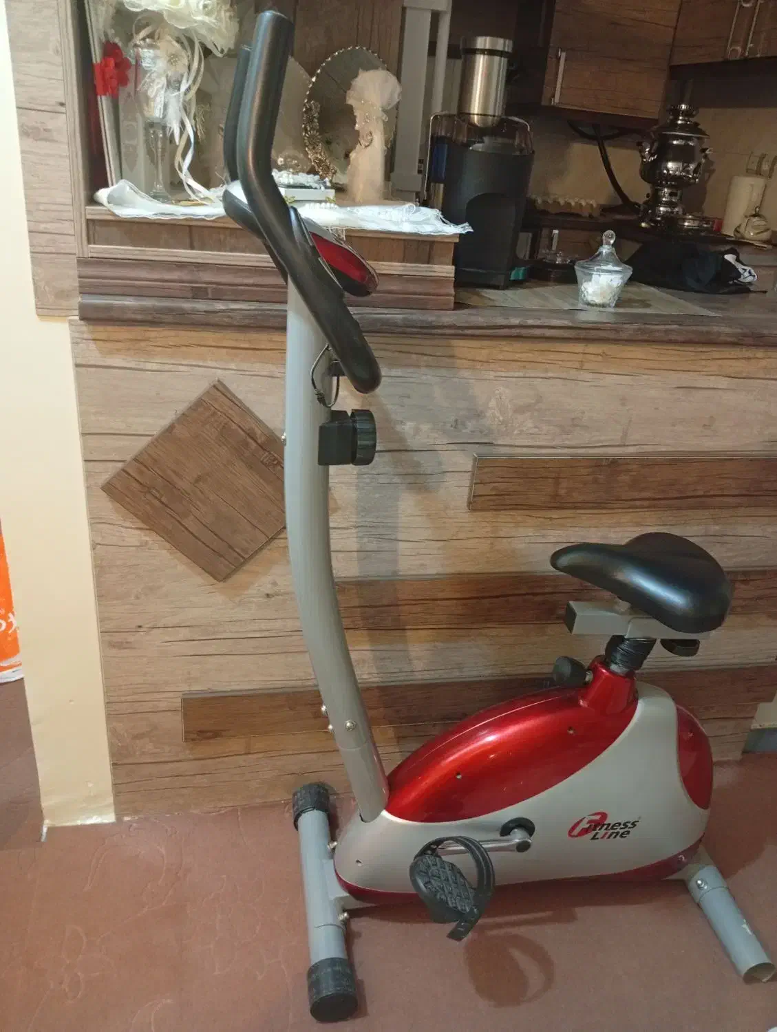 یک جفت کفش و یک عدد دوچرخه ثابت ایستاده|کیف، کفش، کمربند|سهند, |دیوار