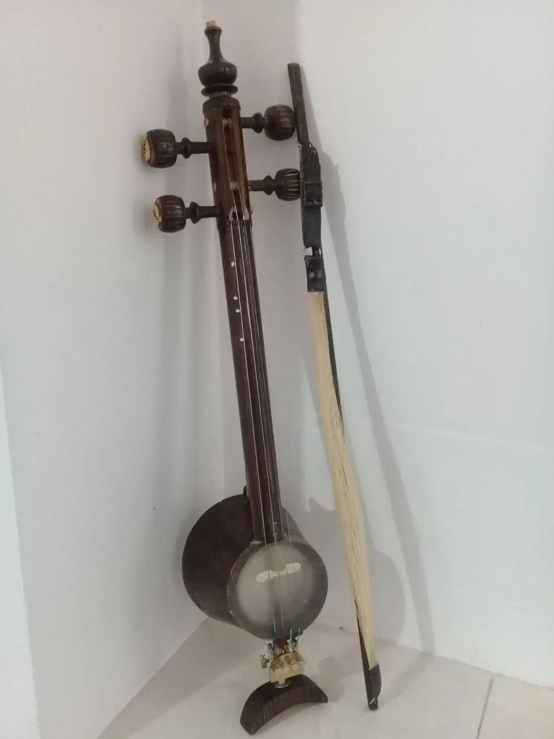 کمانچه|سازهای سنتی|ایلام, |دیوار