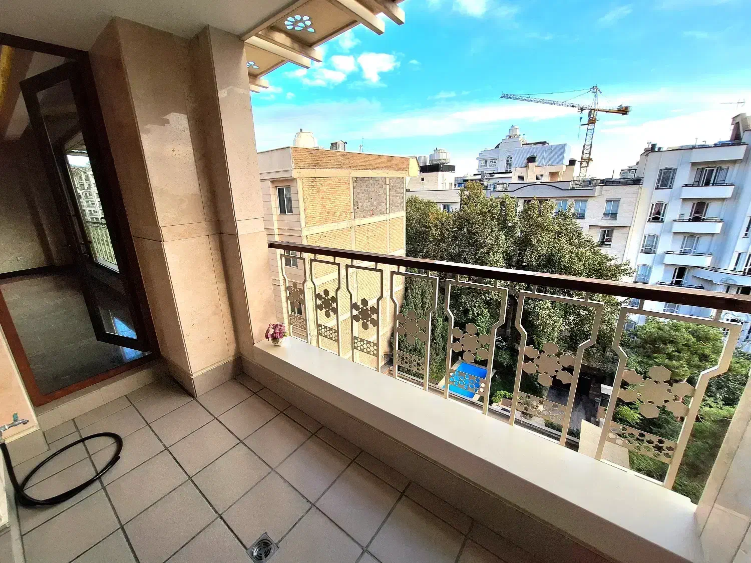 ۲۰۰ متر ۳ خواب فول امکانات لوکس/ ۲ پارکینگ سندی