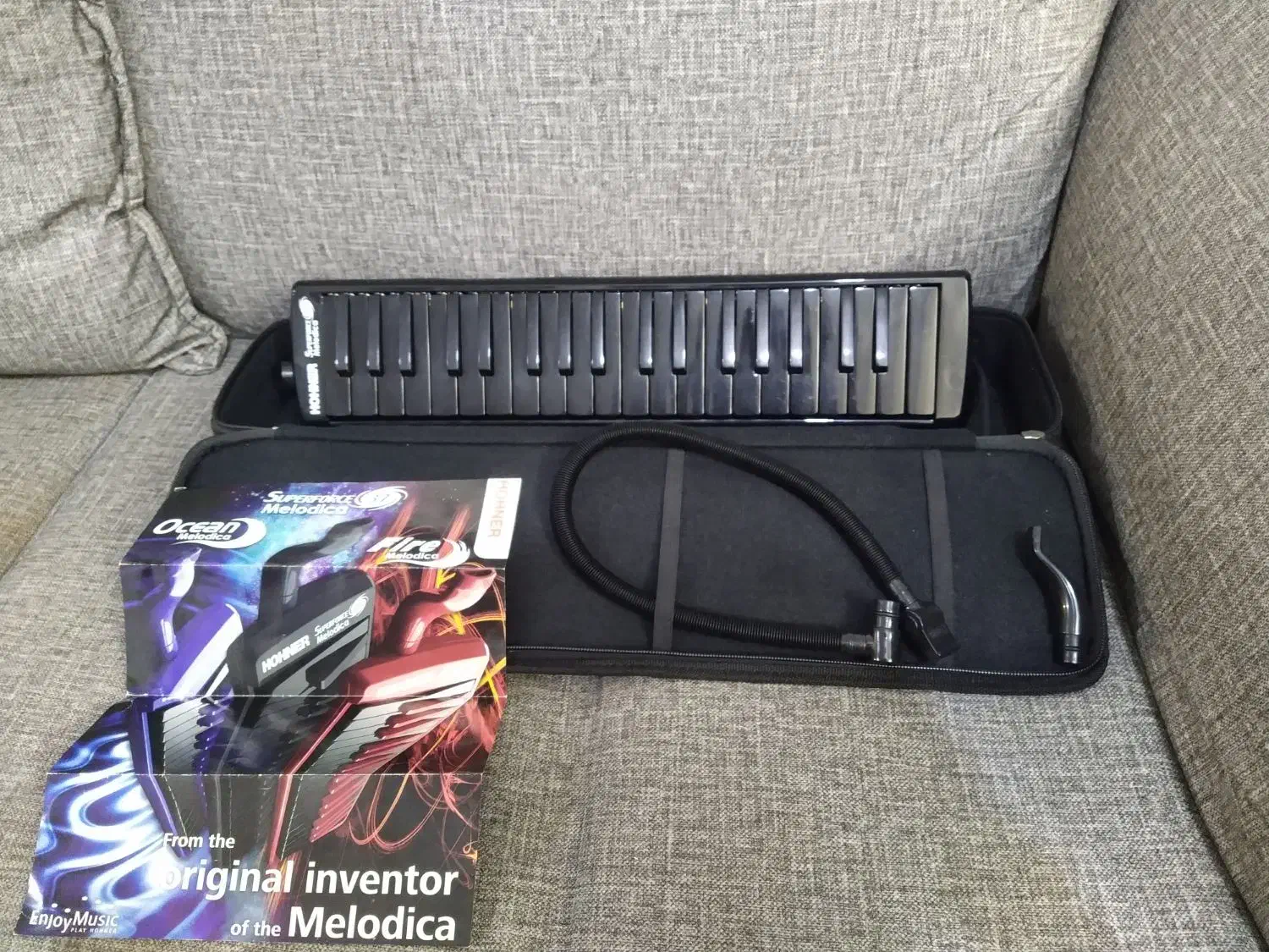 ملودیکا هوهنر|پیانو، کیبورد، آکاردئون|هشتگرد, هیو|دیوار