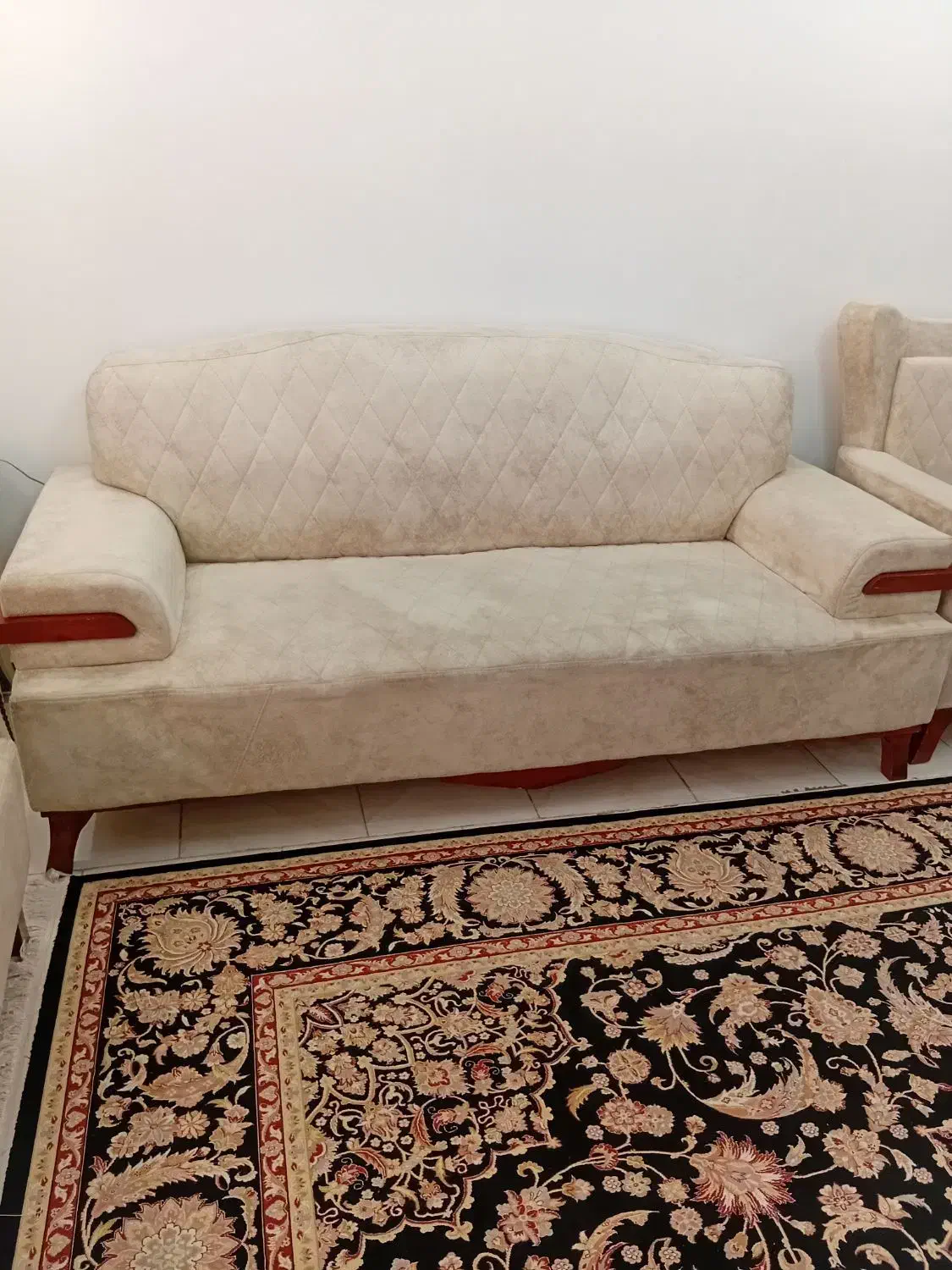 مبل کرم رنگ هفت نفره|مبلمان خانگی و میز عسلی|خمام, |دیوار