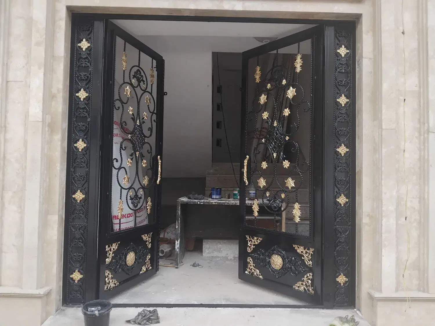 نقاشی درب و پنچرهای ساختمانی وویلایی|خدمات پیشه و مهارت|ارومیه, |دیوار