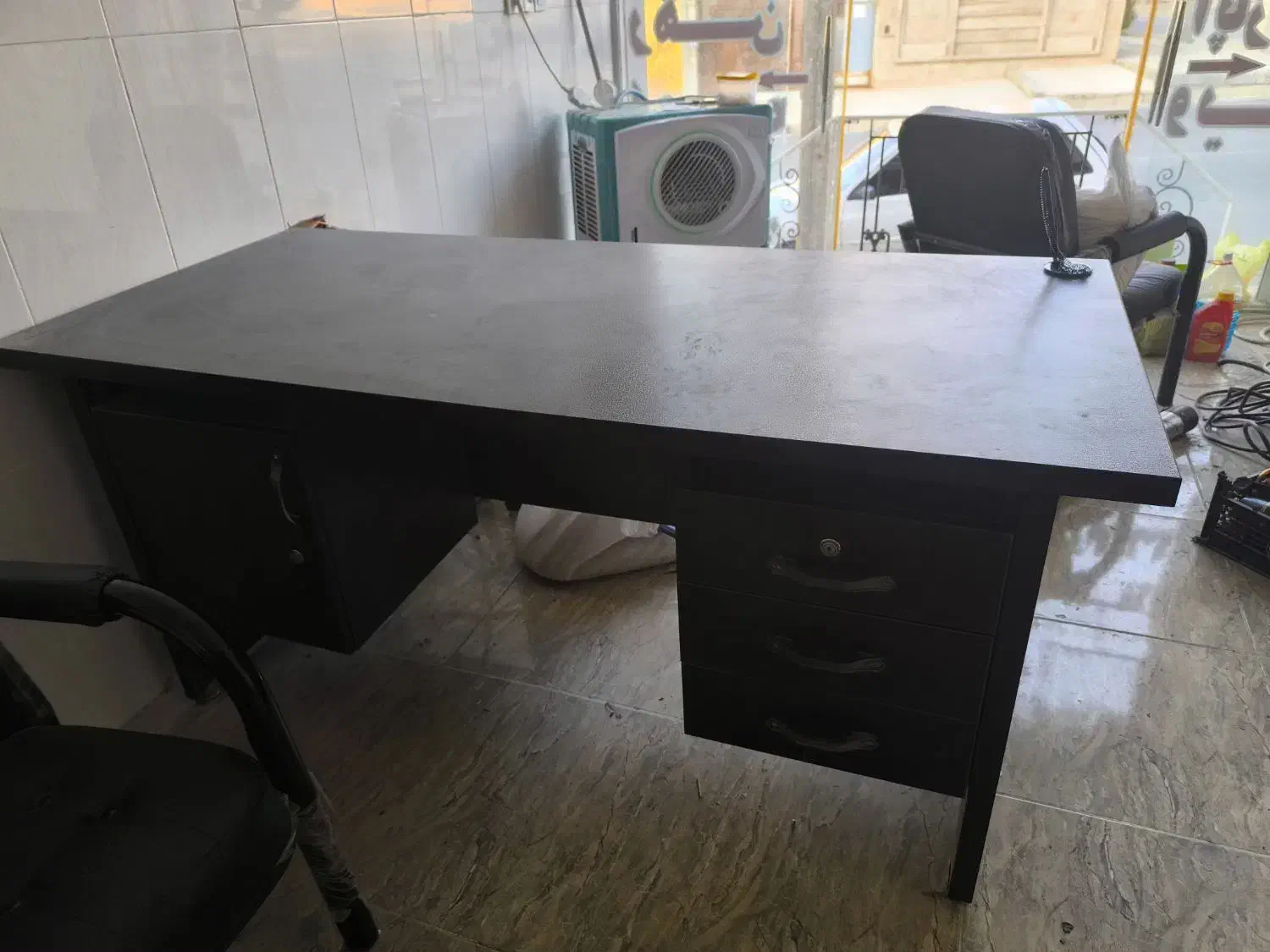 چهار عدد صندلی یک عدد میز کار|دفتر کار|صدرا-فارس, فاز ۲|دیوار