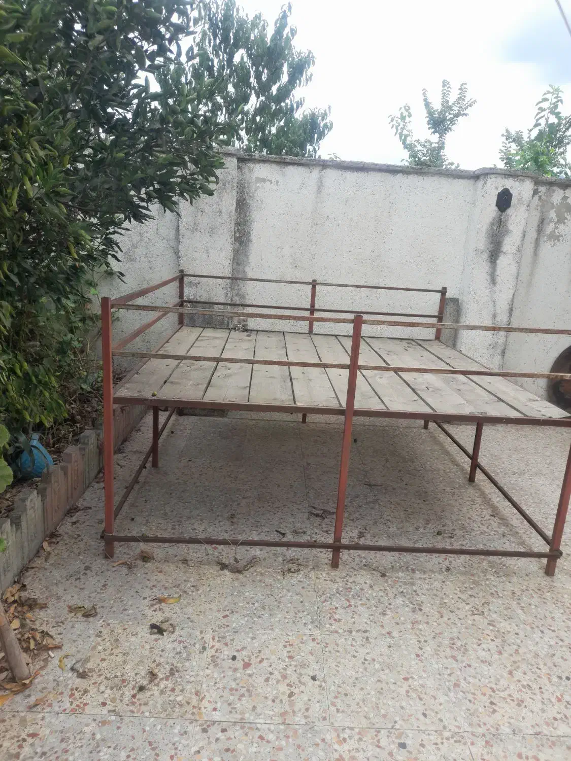 تخت آهنی وچوبش نرات|تخت و سرویس خواب|کومله, |دیوار