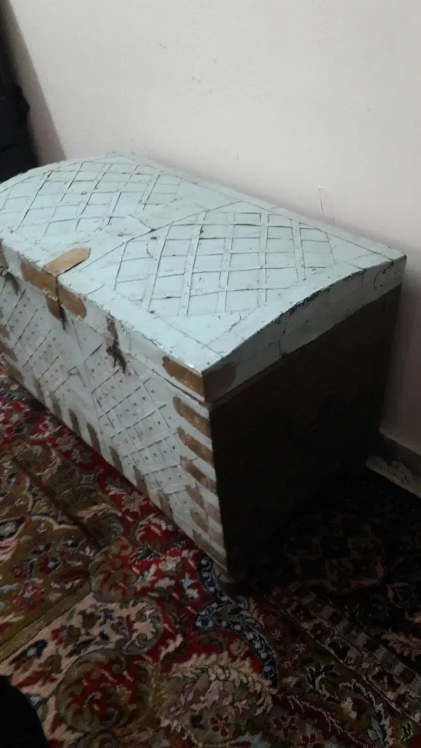 صندوقچه قدیمی سالم تمیز|کلکسیون اشیاء عتیقه|بروجرد, |دیوار