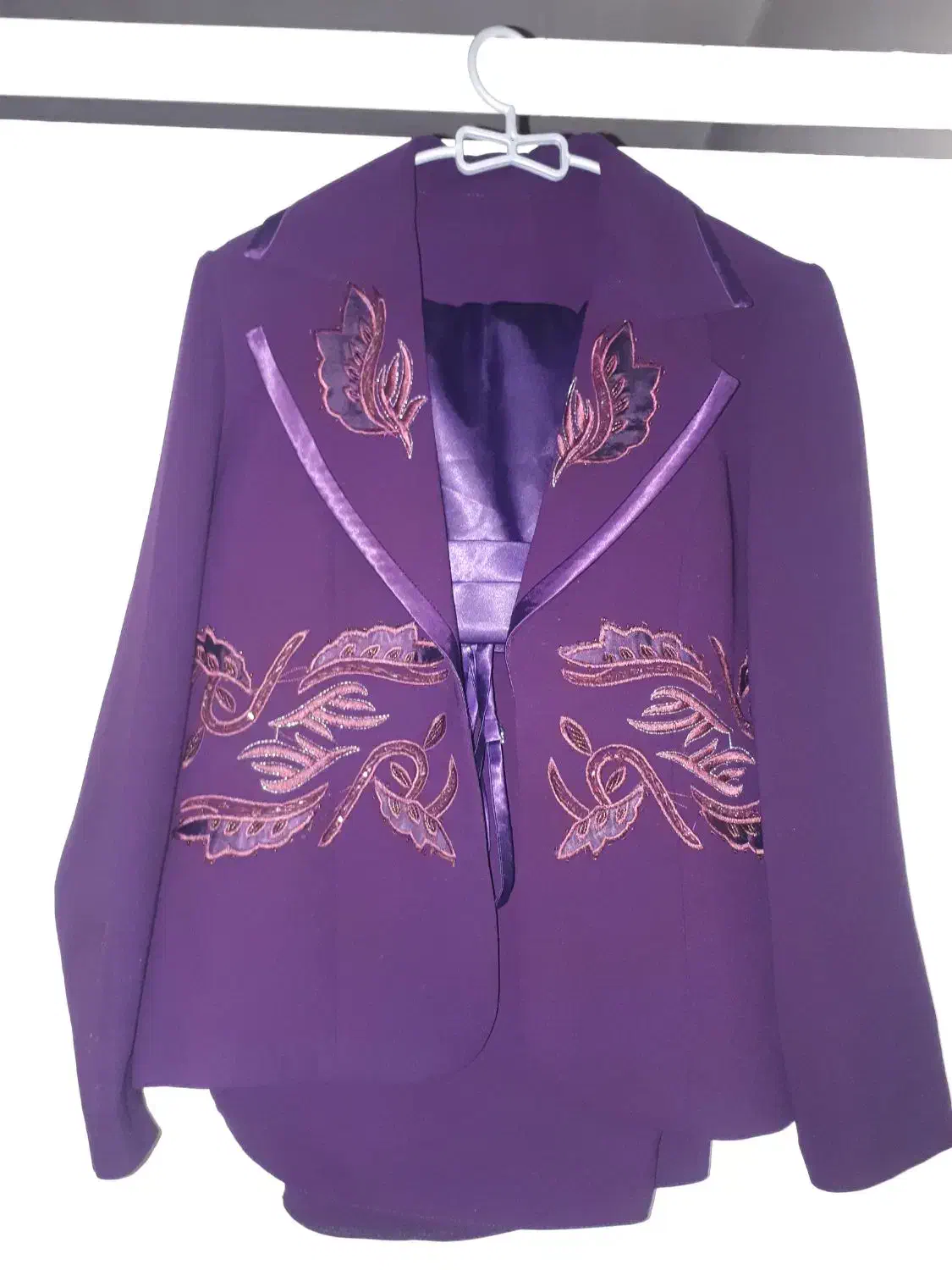 کت و دامن|لباس|دورود, |دیوار