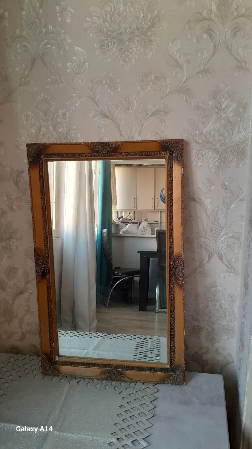 آیینه|آینه|کرج, اصفهانی‌ها|دیوار