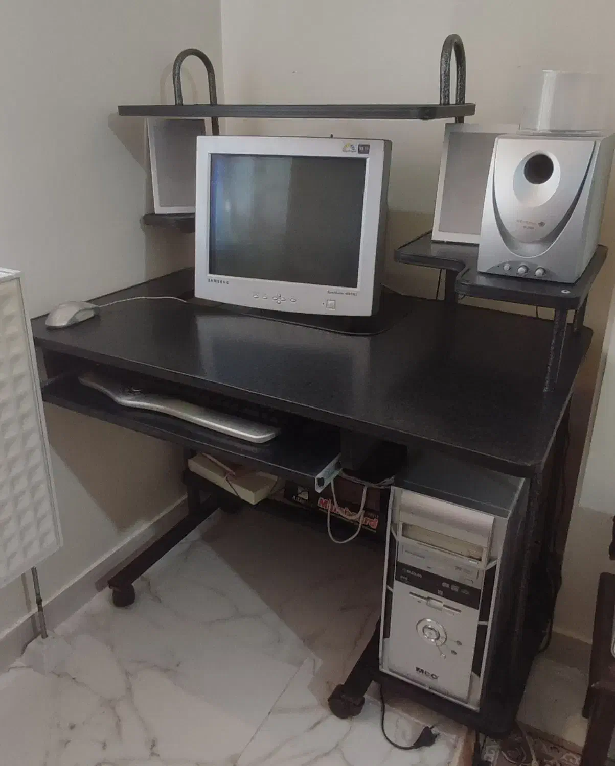 میز کامپیوتر|میز تحریر و کامپیوتر|هشتگرد, فاز ۱ مهستان|دیوار