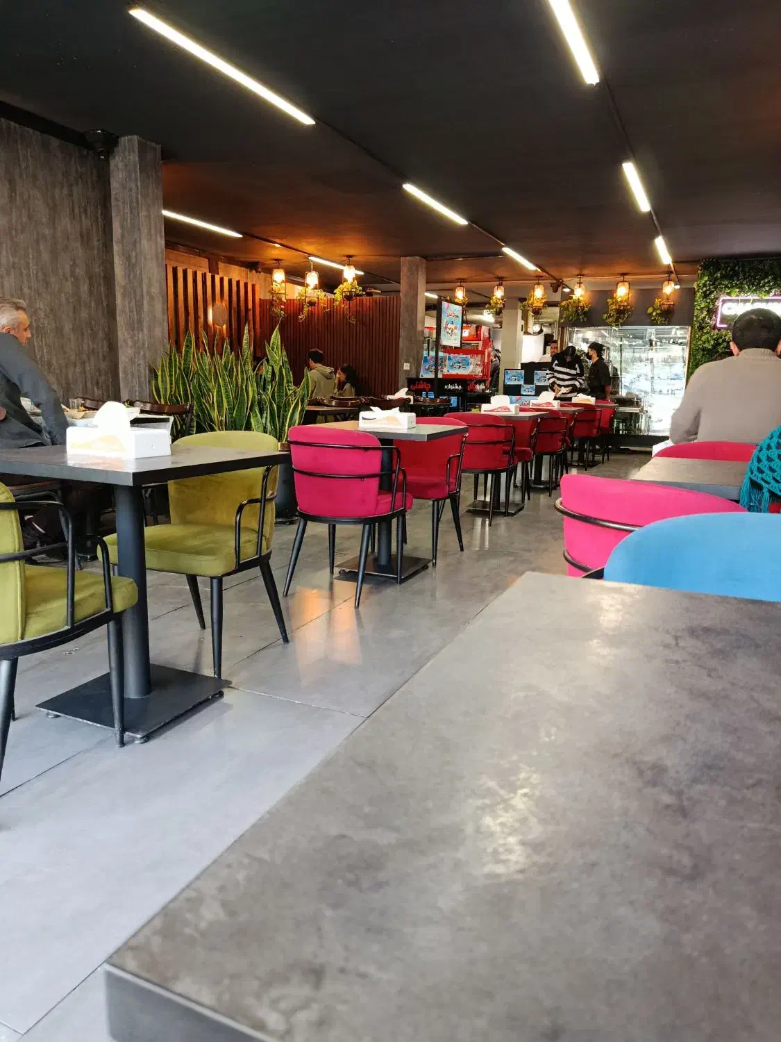 استخدام سالن کار و کمک تخته کار|استخدام خدمات فروشگاه و رستوران|تهران, ایوانک|دیوار