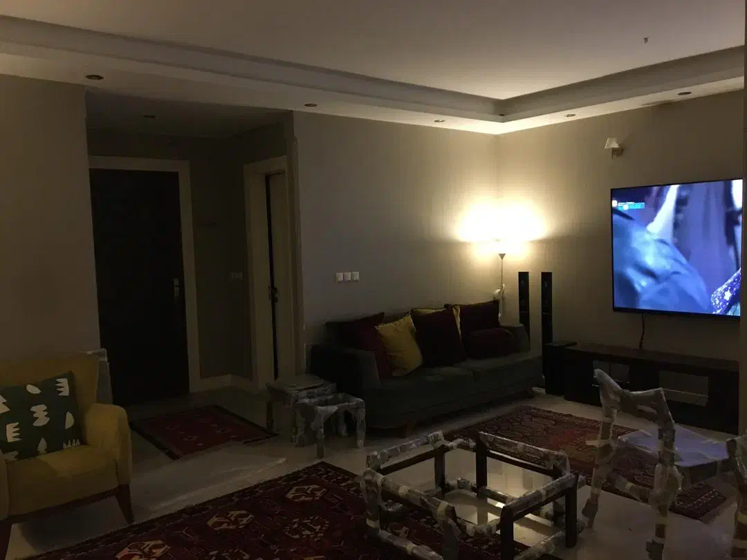 آپارتمان سه خوابه فول تخلیه املاک هستم