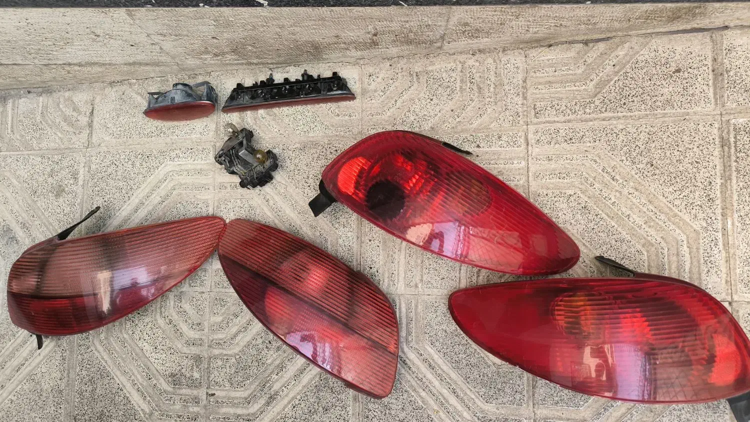 ۳ چراغ عقب ۲۰۶ سالم تمیز همراه ترمز و مه شکن عقب|قطعات یدکی و لوازم جانبی|ری, شهرری|دیوار