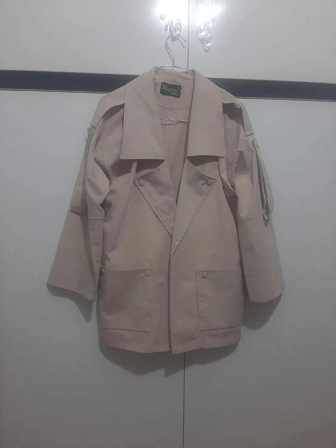 بارانی کرمی|لباس|لیلان, |دیوار