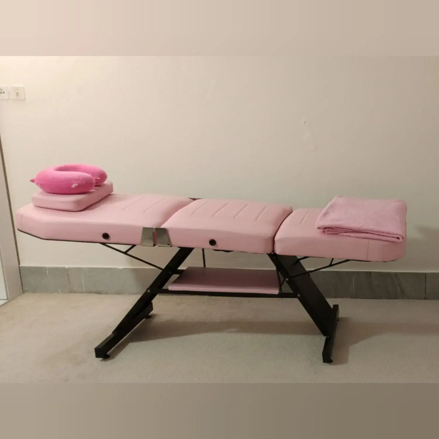 تخت|آرایشگاه و سالن‌های زیبایی|یزد, |دیوار