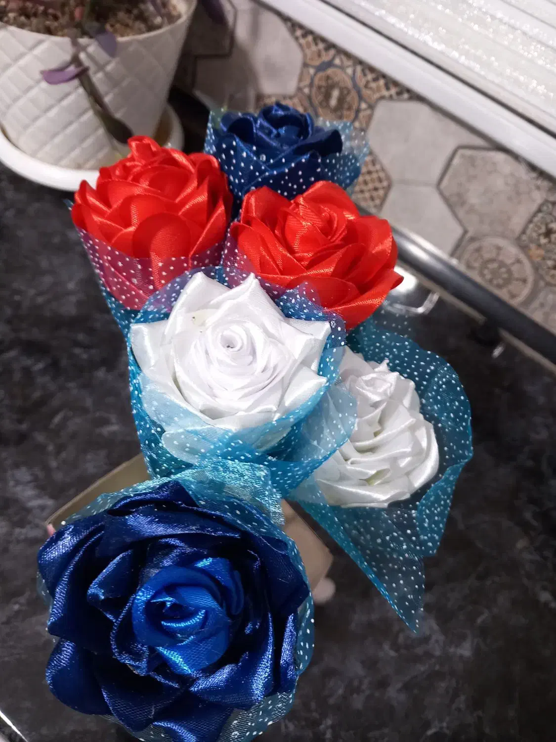 گل رز با ربان|گل مصنوعی|قدس, شهر‌قدس|دیوار