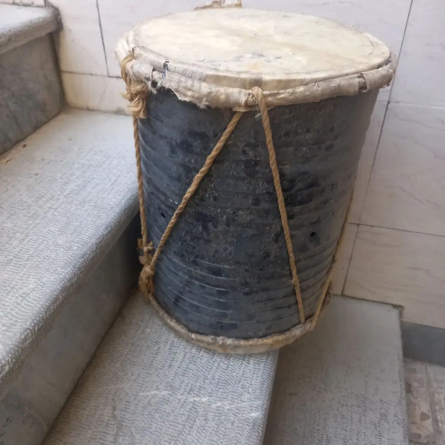یک عدد دمام|درام و پرکاشن|اصفهان, باغ فدک|دیوار