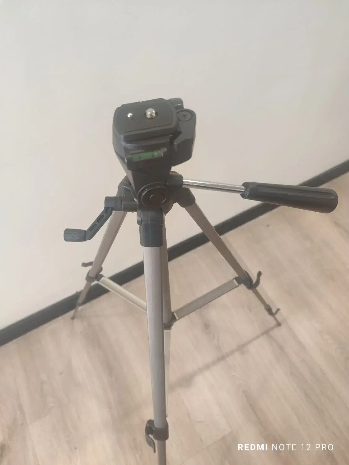 سه پایه دوربین|دوربین عکاسی و فیلمبرداری|اندیشه, اندیشه فاز ۱|دیوار