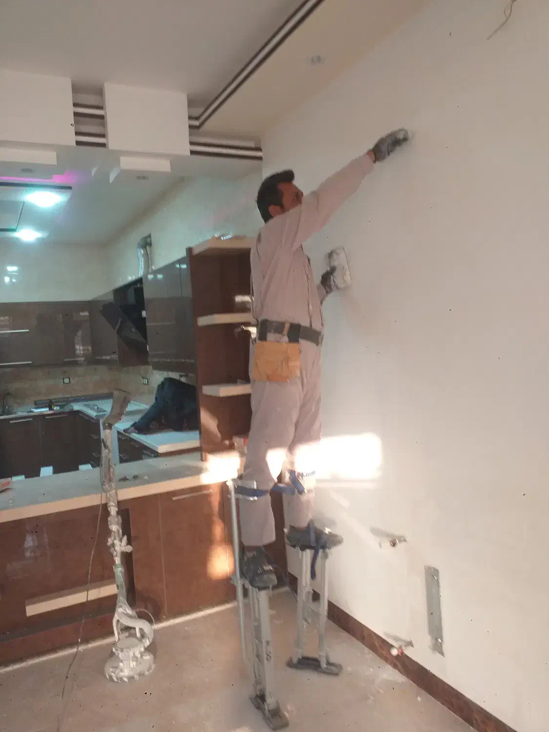 نقاشی رنگ آمیزی ساختمانی تا صنعتی|خدمات پیشه و مهارت|فسا, |دیوار