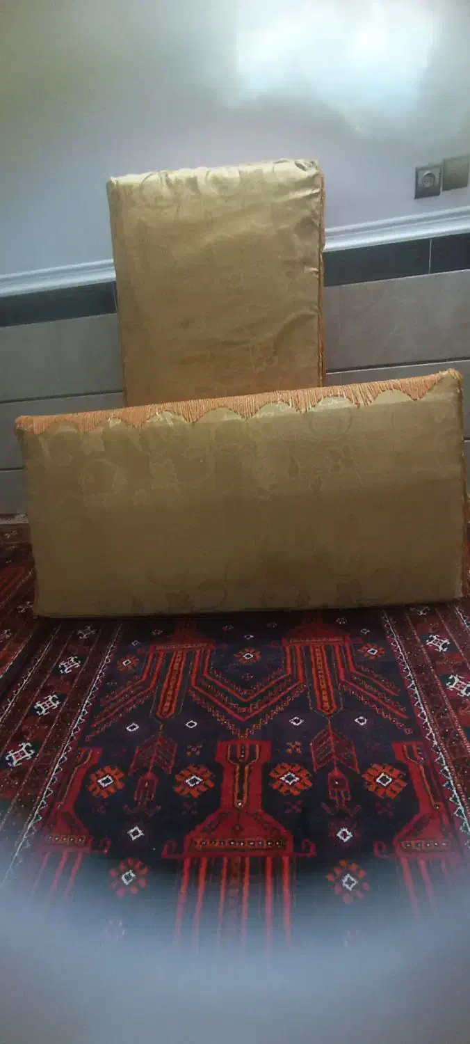 4عددپشتی سالم پارچه ساتن   کارتن داخل هم سالم|پشتی|زابل, |دیوار