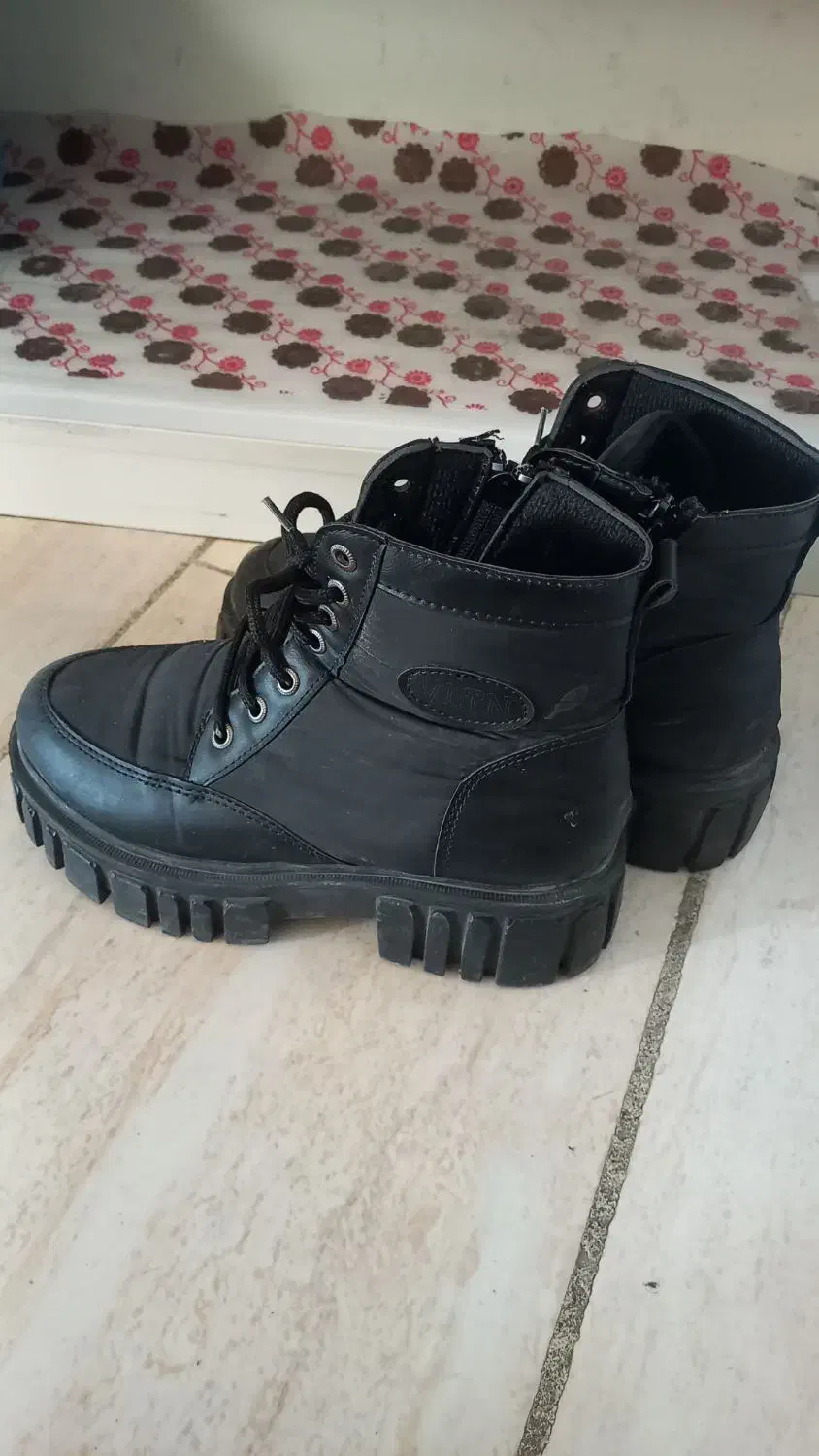 دوتاکفش یکی نیم بوت یکی کتونی|کیف، کفش، کمربند|گرگان, |دیوار