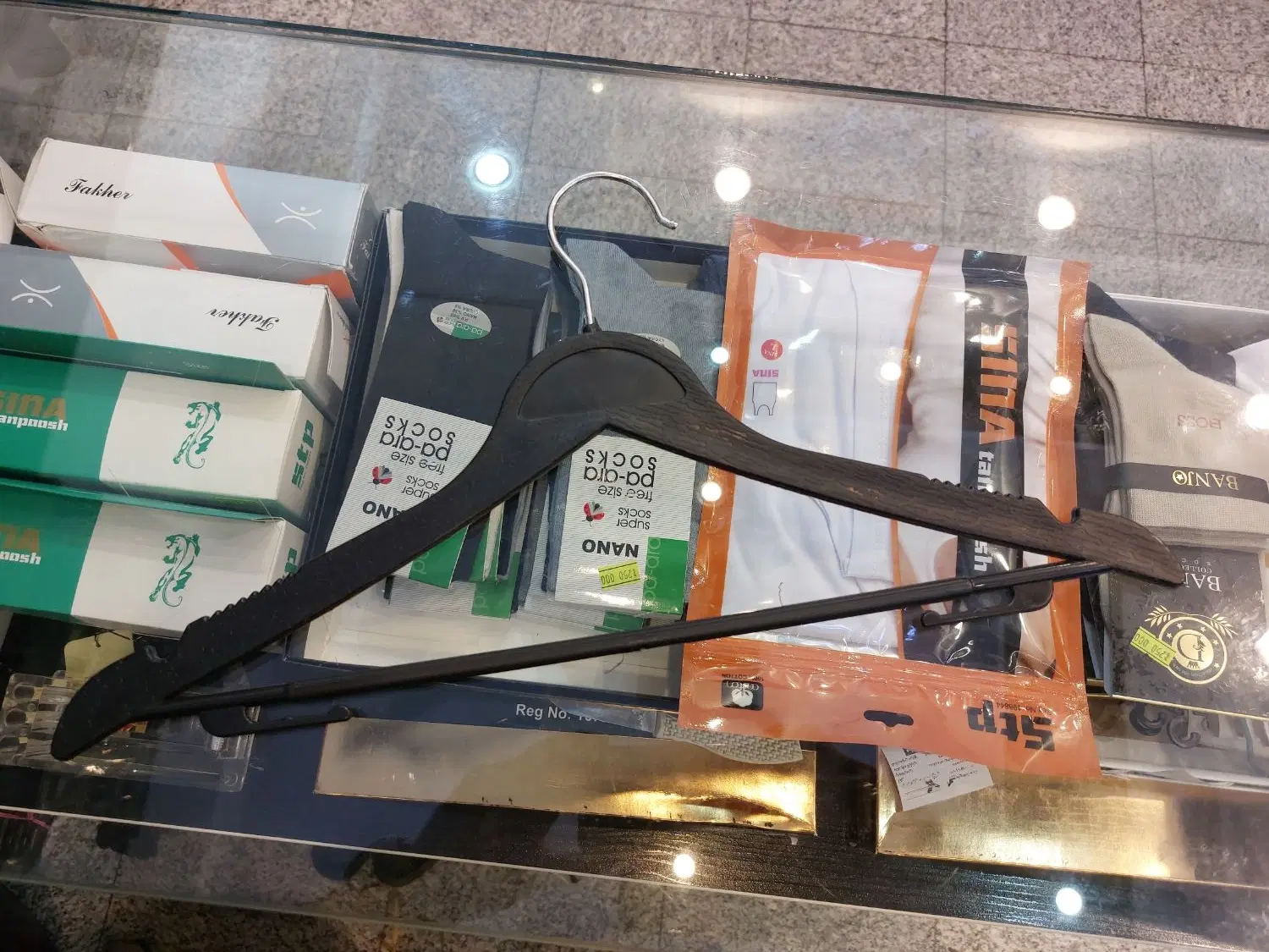 آویز لباس چوب لباسی طرح چوب مشکی و میله رگال|بندرخت و رختآویز|تهران, نصرت|دیوار
