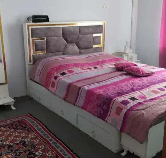 تخت دونفره و میز آرایش در حد نو|تخت و سرویس خواب|بیجار, |دیوار