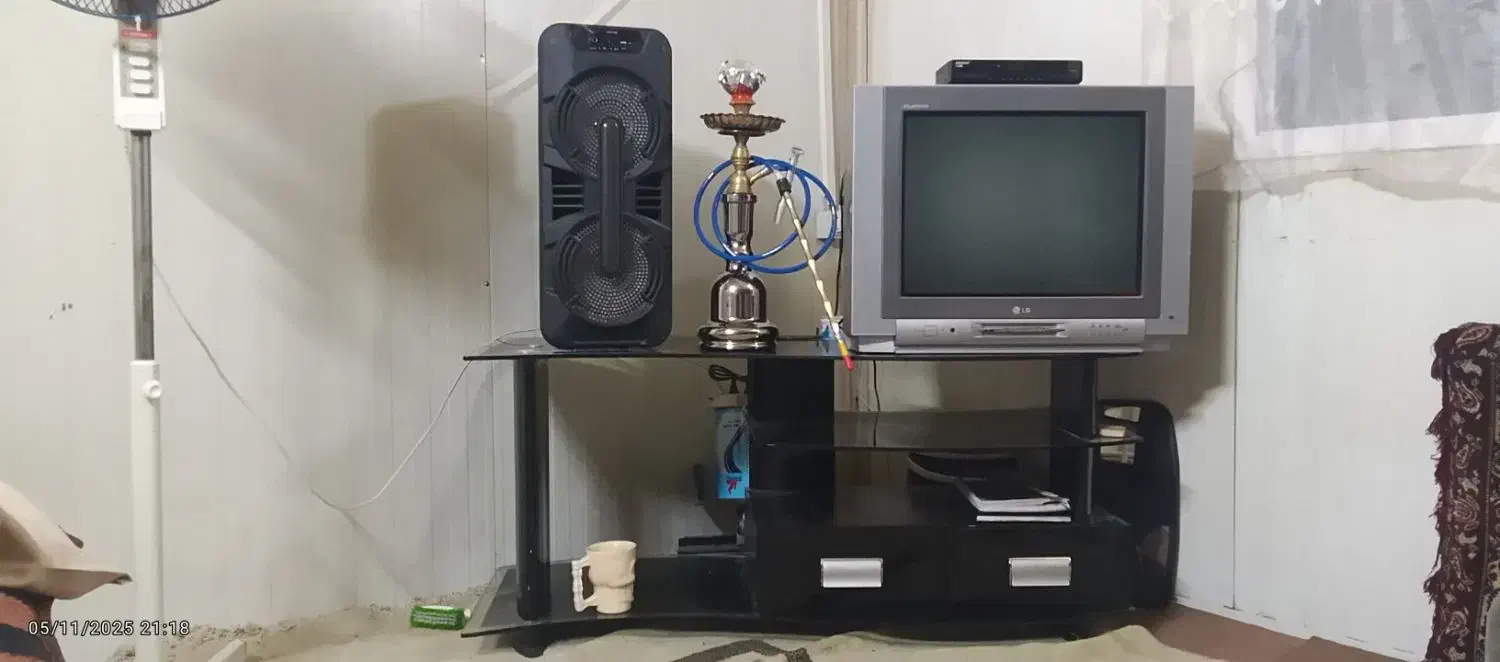 یک عدد تلویزیون و دیجیتال بسیار تمیز|میز تلویزیون|محمودآباد, |دیوار