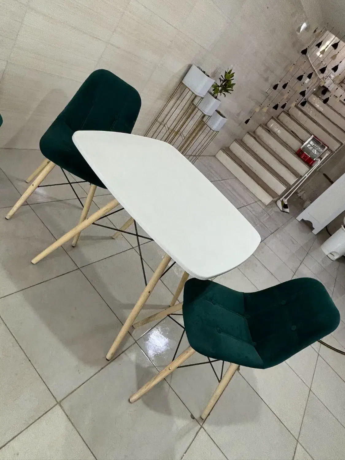 میز و صندلی و یک عدد پاف|میز و صندلی غذاخوری|قائن, |دیوار